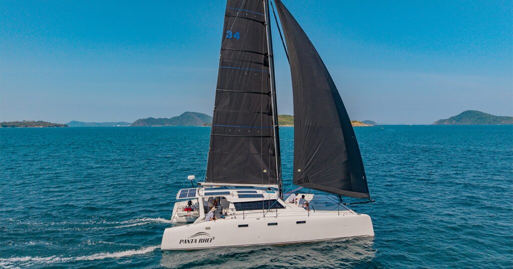 Side view of Stealth 13.2 Panta Rhei² sailing with black performance sails